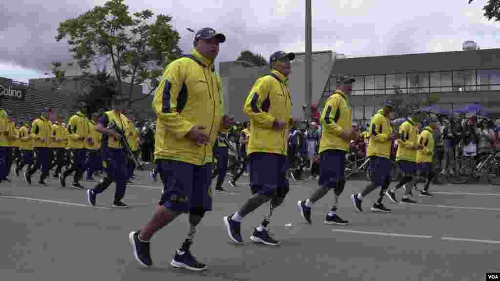 Soldados víctimas de minas antipersona participan durante un desfile militar para celebrar el 213 años del aniversario de la Independencia del país, en Bogotá, el 20 de julio de 2023. FOTO: Johan Reyes, VOA. 