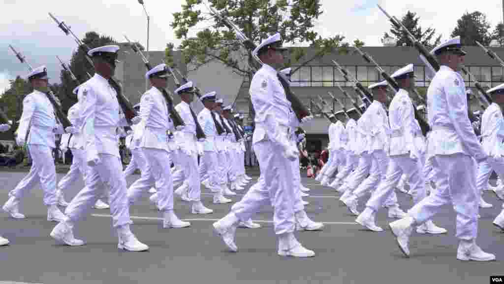 En Bogotá, unos nueve mil hombres y mujeres de las fuerzas militares, realizaron demostraciones de las capacidades terrestres, aéreas, con el despliegue de personal militar entrenado en acciones antiterroristas urbanas, rurales y unidades antisecuestro y antiextorsión. FOTO: Johan Reyes, VOA. 