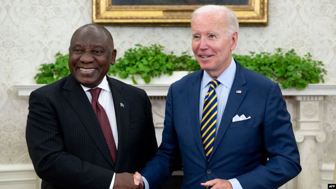 Rais wa Africa Kusini Cyril Ramaphosa akiwa na Rais wa Marekani Joe Biden kwenye picha ya maktaba.