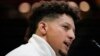 ARCHIVO - Foto del quarterback de los Chiefs de Kansas City Patirck Mahomes participa en el primer día de la semana del Super Bowl el lunes 3 de febrero del 2025.