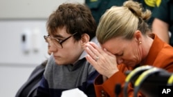 佛羅里達州帕克蘭槍擊案兇手尼古拉斯·克魯茲(Nikolas Cruz)和其辯護律師梅麗莎·麥克尼爾(Melisa McNeill)正在聽取判決宣讀。(2022年10月13日)
