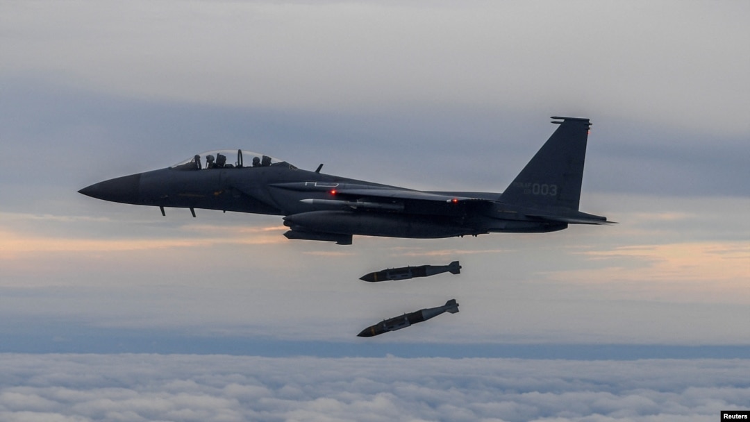 Južnokorejski borbeni avion F-15K učestvuje u vežbi bombardovanja zajedno sa snagama SAD, u Južmoj Koreji, 4. oktobra 2022.