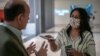 En la imagen aparece haciendo una entrevista con su teléfono la periodista Isabel Mercado, reportera en Tijuana, México. [Foto: Miguel Cervantes Sahagún/ VOA]