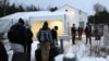 Sejumlah migran mengantre di pusat penerimaan individu yang menyebrangi perbatasan secara tidak resmi di Saint-Bernard-de-Lacolle, Quebec, Kanada, pada 12 Januari 2022. Para migran itu menyeberang dari AS. (Foto: AP/wilson Ring)
