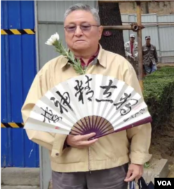 清華大學校友、《進出中組部》作者閻淮（美國之音葉兵拍攝）