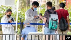 Zdavstve ni radnici rade pomažu ljudima da se registruju za primanje vakcijne protiv majmunskih boginja na punktu za vakcinaciju, 26. jula 2022.