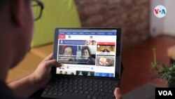 Un nicaragüense se informa con el medio digital 100%Noticias. Foto VOA