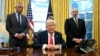 Predsjednik Donald Tramp obraća se novinarima u Bijeloj kući (Foto: Pool via AP)