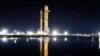 Cohete lunar de la NASA llega a plataforma para primera prueba