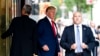 Incursión del FBI en mansión de Trump provoca aumento en retórica violenta en línea