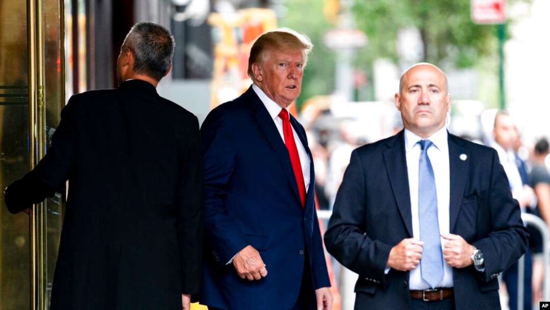 Bivši predsednik SAD Donald Tramp napušta Trampov toranj, 10. avgusta 2022, u Njujorku.