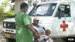Petugas kesehatan Zimbabwe menjalankan program imunisasi campak di distrik Mutasa, yang berjarak sekitar 300 kilometer di timur kota Harare, pada Mei 2022. (VOA/Columbus Mavhunga)