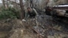 ARCHIVO - Un zapador militar recoge partes sin explotar de una bomba de racimo que quedó después de la invasión rusa cerca de la aldea de Motyzhyn, en la región de Kiev, Ucrania, el 10 de abril de 2022.