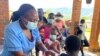 Sejumlah anak mengantre giliran untuk mendapatkan vaksin campak di sebuah lokasi pemberian vaksin di provinsi Manicaland, Zimbabwe. (Foto: Twitter/@WHO_Zimbabwe)