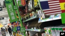 Arhiva - Žena gura kolica za kupovinu uvezena iz SAD u supermarketu u Pekingu, 2. aprila 2018.