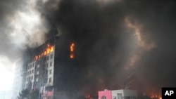 Jengo lachomeka baada ya shambulio la kombora kwenye mji mkuu wa Ukraine, Kyiv. Machi 3, 2022. Picha ya AP