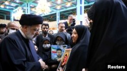 El presidente iraní, Ebrahim Raisi, se reúne con familias de las fuerzas de seguridad muertas durante las protestas de Irán, en Teherán, Irán, el 9 de diciembre de 2022.