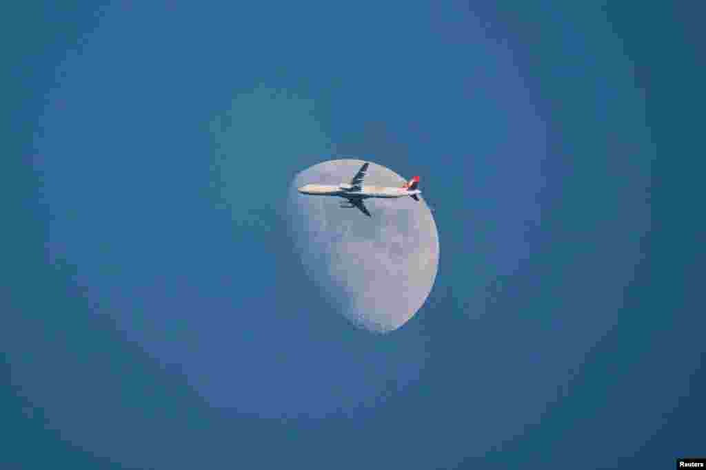 A Turkish Airlines Airbus A321-231 aircraft flies past the moon as it descends for Istanbul Airport in Istanbul, Turkey, Jan. 1, 2023.