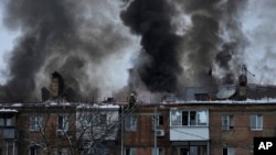 Сотрудники экстренных служб Украины тушат пожар после российского обстрела. Киевская область, конец ноября 2022 г. (архивное фото)