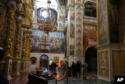 Zvaničnici pregledaju Uspensku katedralu u manastirskom kompleksu Pečerska lavra u Kijevu, Ukrajina, 22. novembar 2022.