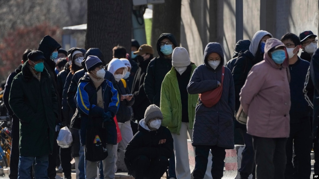 北京一所醫院的發熱門診前大排長龍。（2022年12月11日）
