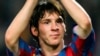 El jugador argentino de Barcelona Leo Messi saluda a la multitud después de marcar un gol contra el Panathinaikos durante su partido de fútbol del grupo C de la Liga de Campeones en el estadio Nou Camp de Barcelona, España, el 2 de noviembre de 2005. Foto: Reuters