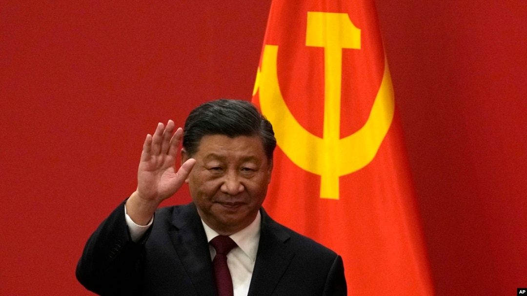中國領導人習近平與中共黨旗