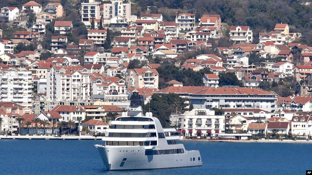 Superjahta za koju se smatralo da pripada ruskom oligarhu Romanu Abramoviču usidrena u moru ispred Tivta, Crna Gora.