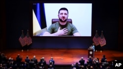 Spika wa Baraza la Wawakilishi Nancy Pelosi, D-Calif., akimkaribisha Rais wa Ukraine Volodymyr Zelenskyy kulihutubia Bunge la Marekani katika jengo la Congress, Washington, Jumatano, Machi 16, 2022. (AP Photo/J. Scott Applewhite, Pool)