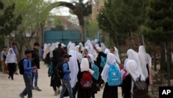 FILE - Wanafunzi wa kike wakiondoka katika shule ya msingi Kabul, Afghanistan, Machi 27, 2021. (AP Photo/Rahmat Gul, File) 