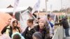 Los refugiados se ponen a salvo en Kharkiv y se les ofrece comida recién cocinada, tazas humeantes de té y café, mantas y ropa, así como juguetes y dulces para los niños. [Jamie Dettmer/VOA]
