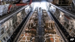 Ndege aina ya A C-17 ya mizigo imesheheni makombora na silaha, ikiwa tayari kuondoka kwenda Ukraine, April 29, 2022, katika uwanja wa ndege wa kituo cha jeshi la anga cha Dover Delaware. (Picha na AP).