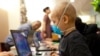 Seorang pasien muda belajar bagaimana melawan kanker menggunakan video game Re-Mission 2 HopeLab. (Foto: Cigna via AP)