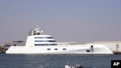 El yate Motor Yacht A, de 118 metros, propiedad del oligarca ruso Andrey Melnichenko, está anclado en el puerto de Ras al-Khaimah, Emiratos Árabes Unidos, el 31 de mayo de 2022. 