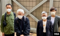已停止運作的“612人道支援基金”4名信託人學者許寶強（左起）、天主教香港教區榮休主教陳日君樞機、大律師吳靄儀、歌手何韻詩，5月24日到西九龍裁判法院應訊。(照片來源：美國之音記者湯惠雲)