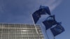 Las banderas de la Unión Europea ondean frente a la sede de la Comisión Europea en Bruselas, Bélgica, el 24 de marzo de 2021. REUTERS/Yves Herman/Foto de archivo.