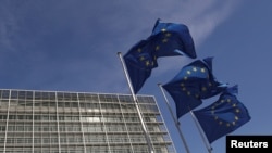ARHIVA: Zastave EU ispred sedišta u Briselu (Foto: REUTERS/Yves Herman)