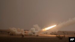 Un camión de lanzamiento dispara el Sistema de Cohetes de Artillería de Alta Movilidad (HIMARS) contra su objetivo previsto durante el ejercicio militar African Lion en el complejo Grier Labouihi, en el sur de Marruecos, el 9 de junio de 2021.