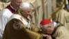ARCHIVO - El secretario de Estado del Vaticano, el cardenal Angelo Sodano (derecha), besa el anillo del papa Benedicto mientras dirige su misa inaugural en la Plaza de San Pedro en el Vaticano el 24 de abril de 2005.