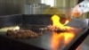 Venezolanos ofrecen una fusión de sabores en cocina fantasma en Colombia