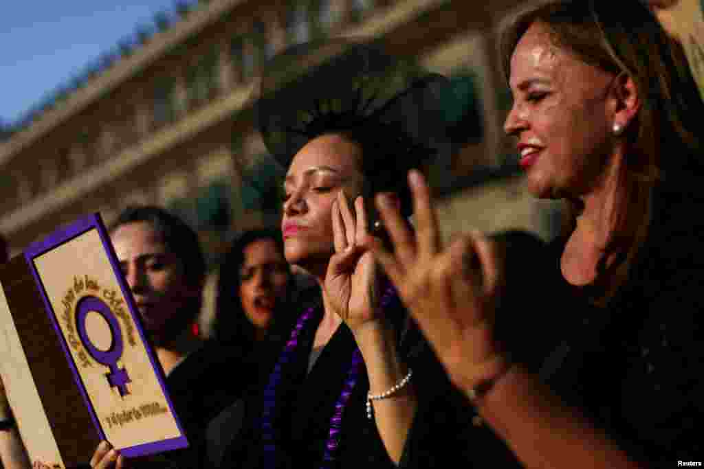 En otras 20 ciudades de México y dos de Estados Unidos se dieron manifestaciones semejantes, según reportó la prensa mexicana.