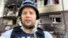 El periodista estadounidense Ruslan Gurzhiy fotografiado enel 12 de mayo de 2022 en Irpin, Ucrania, donde cubre las secuelas de un bombardeo ruso. [Foto: Cortesía de Ruslan Gurzhiy]