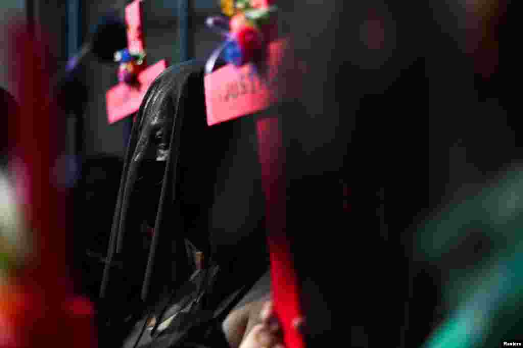 Además de las cruces rosas y moradas en sus manos, muchas de ellas llevaban velos con transparencia negra cubriéndoles el rostro, en señal de luto por las mujeres y niñas víctimas de la violencia. 