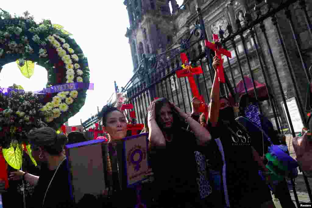 Las activistas feministas y defensoras de derechos humanos pidieron a los legisladores a través de la lectura de un comunicado declarar una emergencia nacional por el aumento de la violencia contra las mujeres y las niñas. 