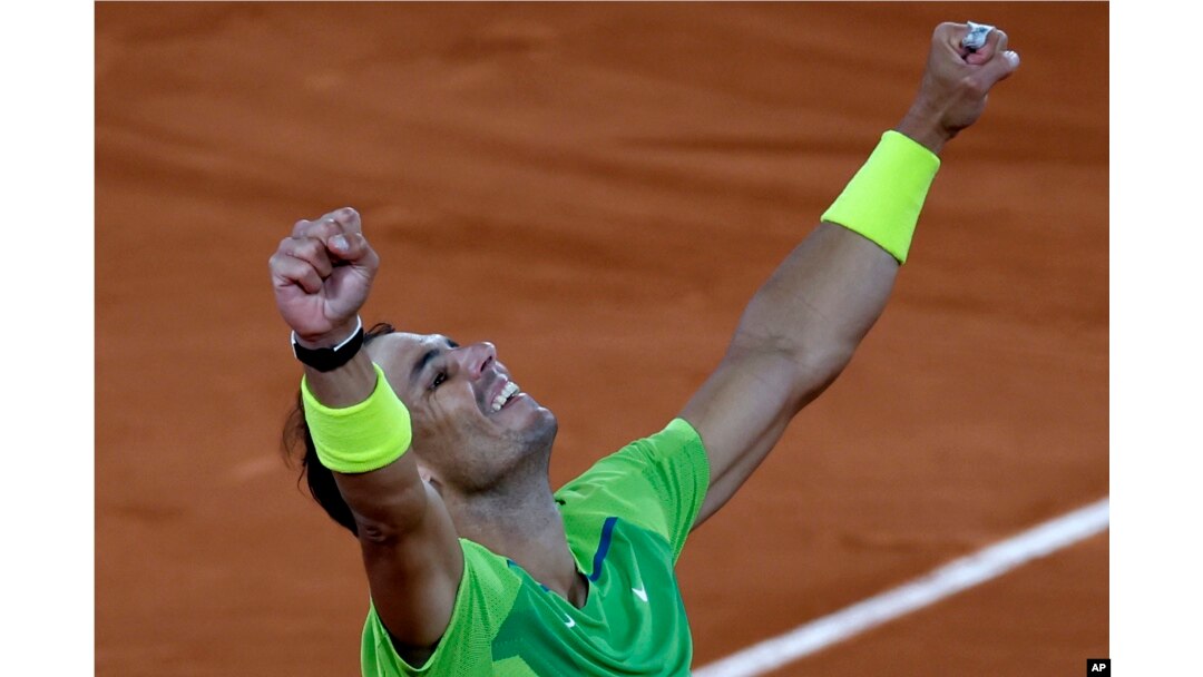 Španac Rafael Nadal slavi pobedu nad srpskim teniserom Novakom Đokovićem, u četvrtfinalu Rolan Garosa, 31. maja 2022.