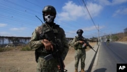 Los infantes de marina hacen guardia afuera de la Penitenciaría del Litoral en medio de días de enfrentamientos mortales dentro de la prisión, desencadenados por el traslado de cientos de reclusos, en Guayaquil, Ecuador, el 4 de noviembre de 2022.