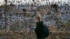 FILE - Seorang Gen Z melewati seni instalasi di Jembatan Cinta di Oakland, Pittsburgh, 3 November 2021. (AP/Gene J. Puskar, File)

