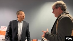哈德遜研究所中國中心主任余茂春（左）與《中國節點》一書作者本尼迪克·羅傑斯在其新書發表會中交談。（2022年11月30日，美國之音鍾辰芳拍攝）