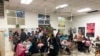 Para migran antre untuk makan di tempat penampungan migran "El Buen Samaritano" di Juarez, Meksiko. Mereka menunggu janji untuk menyeberang ke AS dan meminta suaka.