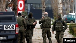ARHIVA - Pripadnici KFOR-a u Severnoj Mitrovici (Foto: Reuters/Ognen Teofilovski)